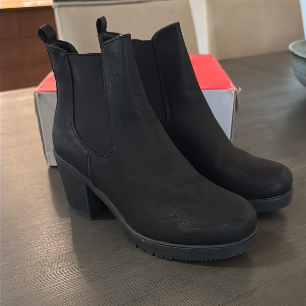 Classic Black Chelsea Heel Boots - Women's Stylish Ankle Boot
